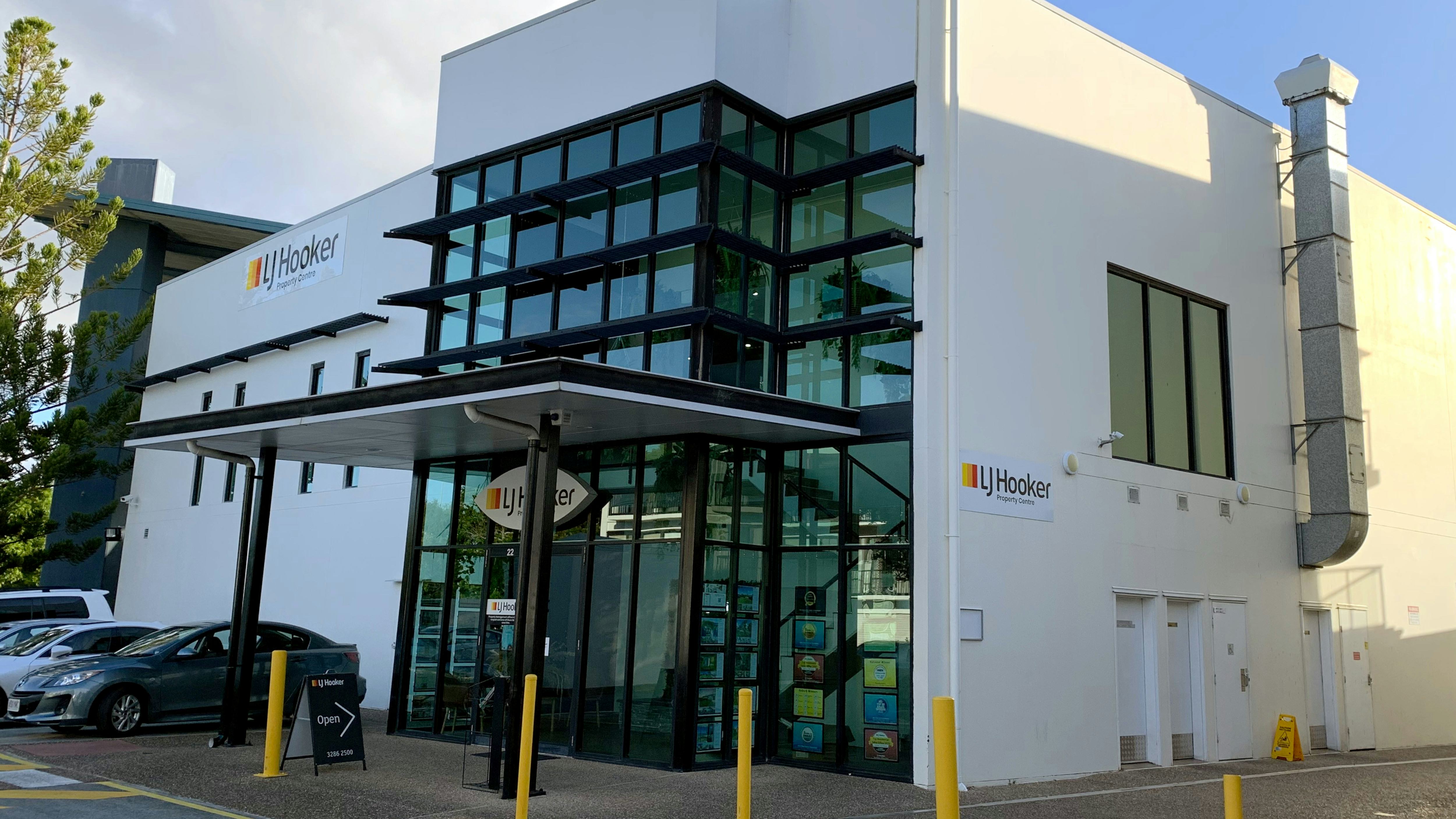 LJ Hooker Commercial Window Clean Impressive glass entrance to building